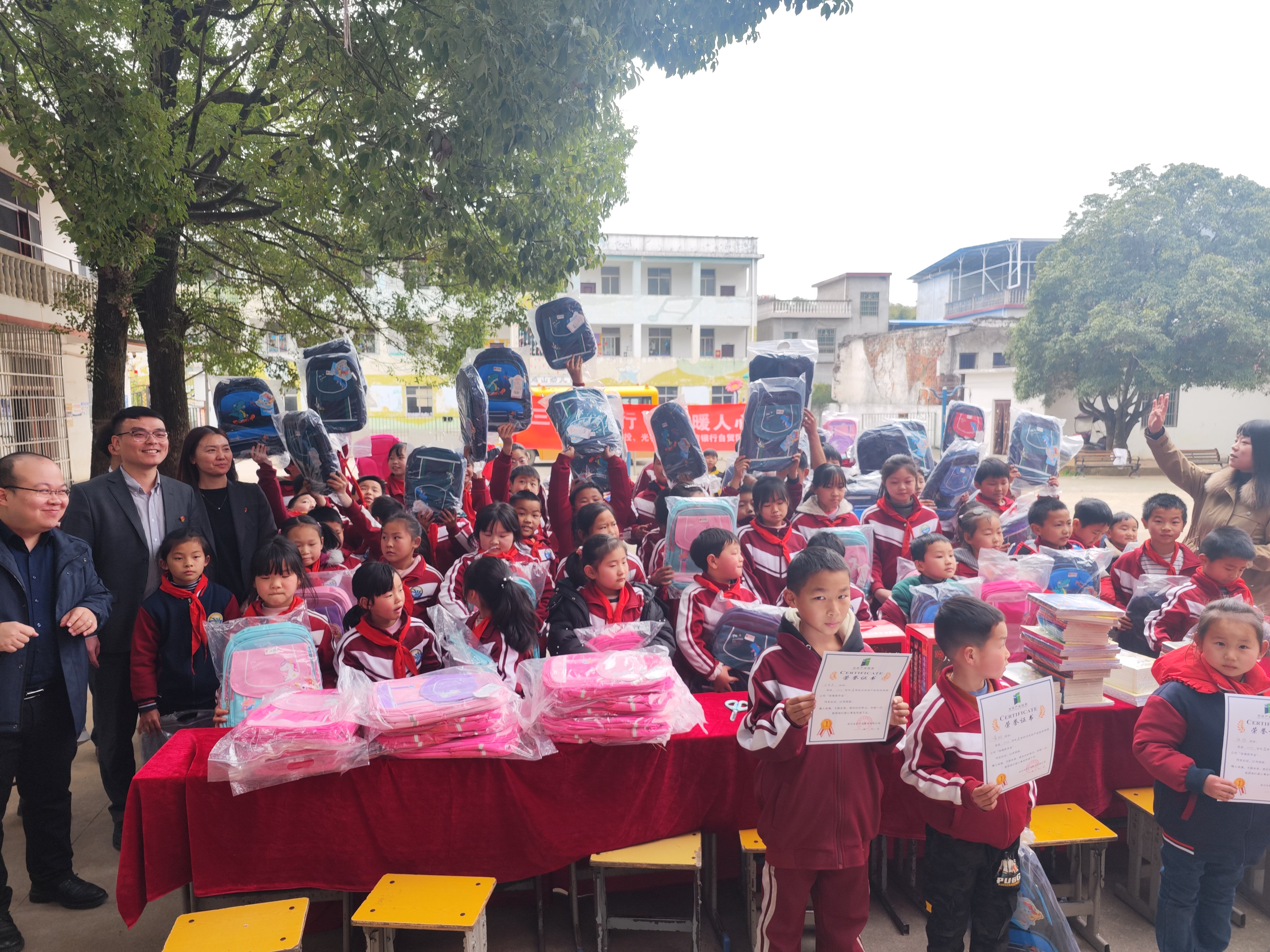 金雞山捐物資.jpg 金雞山捐物資.jpg